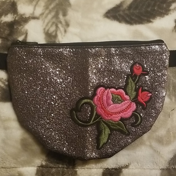 Handbags - 🏷Sparkle Gray waist bag🏷